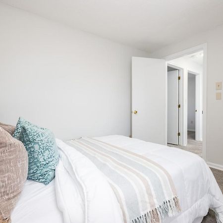 Beautiful 3 Bedroom Condo In Hartford! Exterior photo